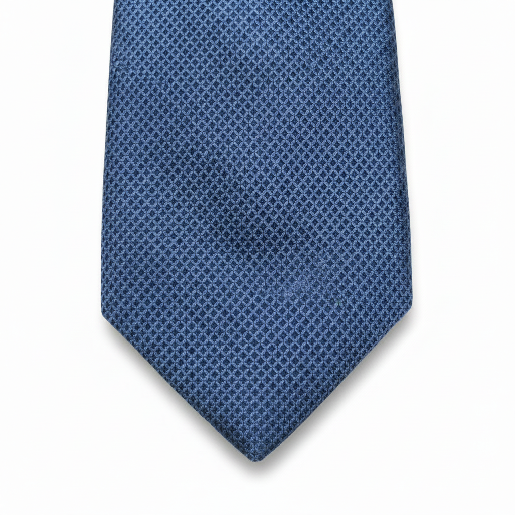 Detalle punta corbata azul acero patrón perfecto