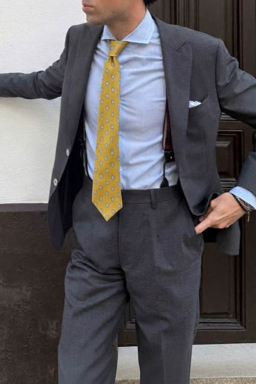 Modelo con corbata mostaza